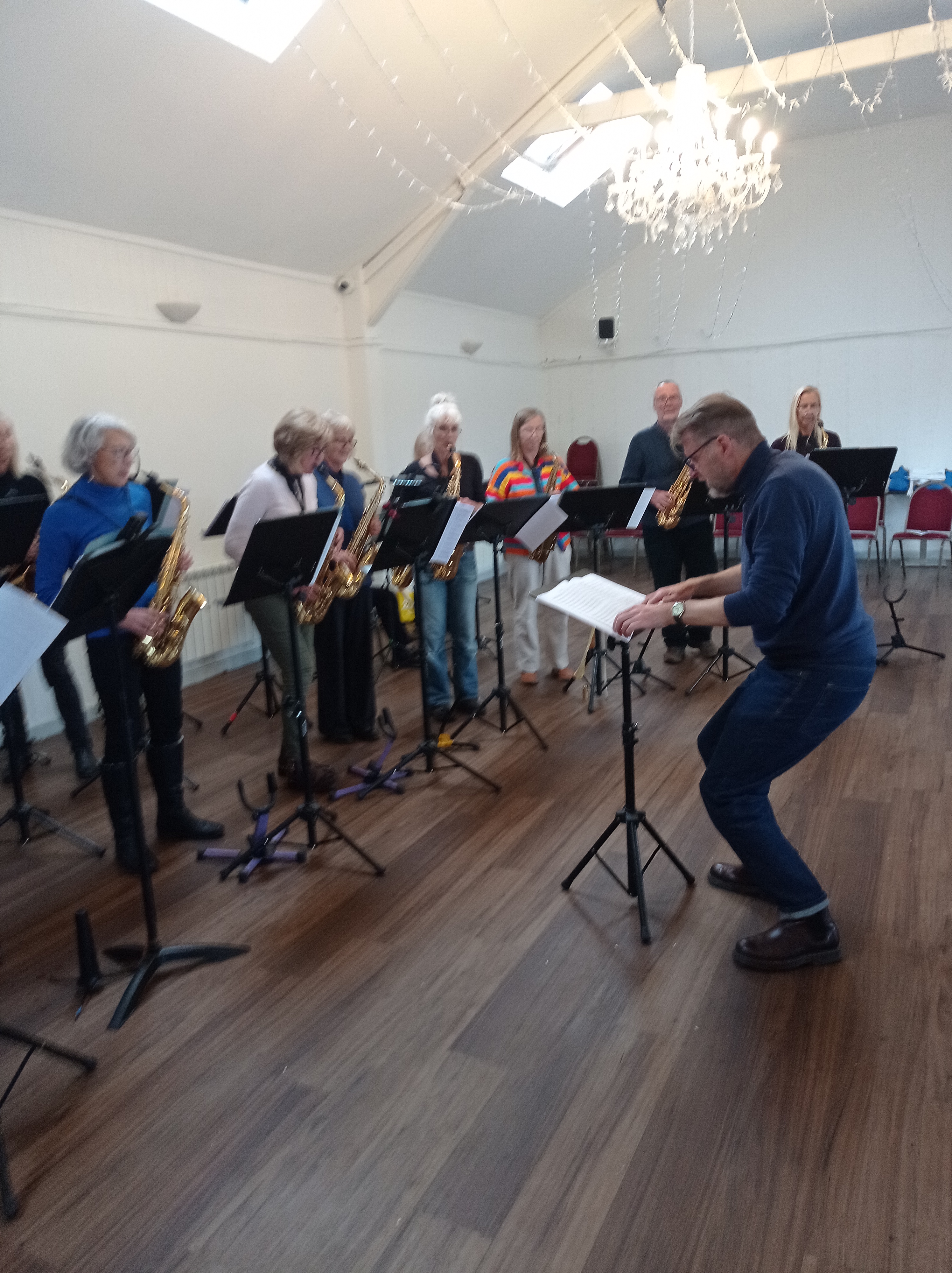 Cape Cornwall Saxophone Course - Andy Tweed rehearses saxophone band. Amateur saxophonists, sax workshop