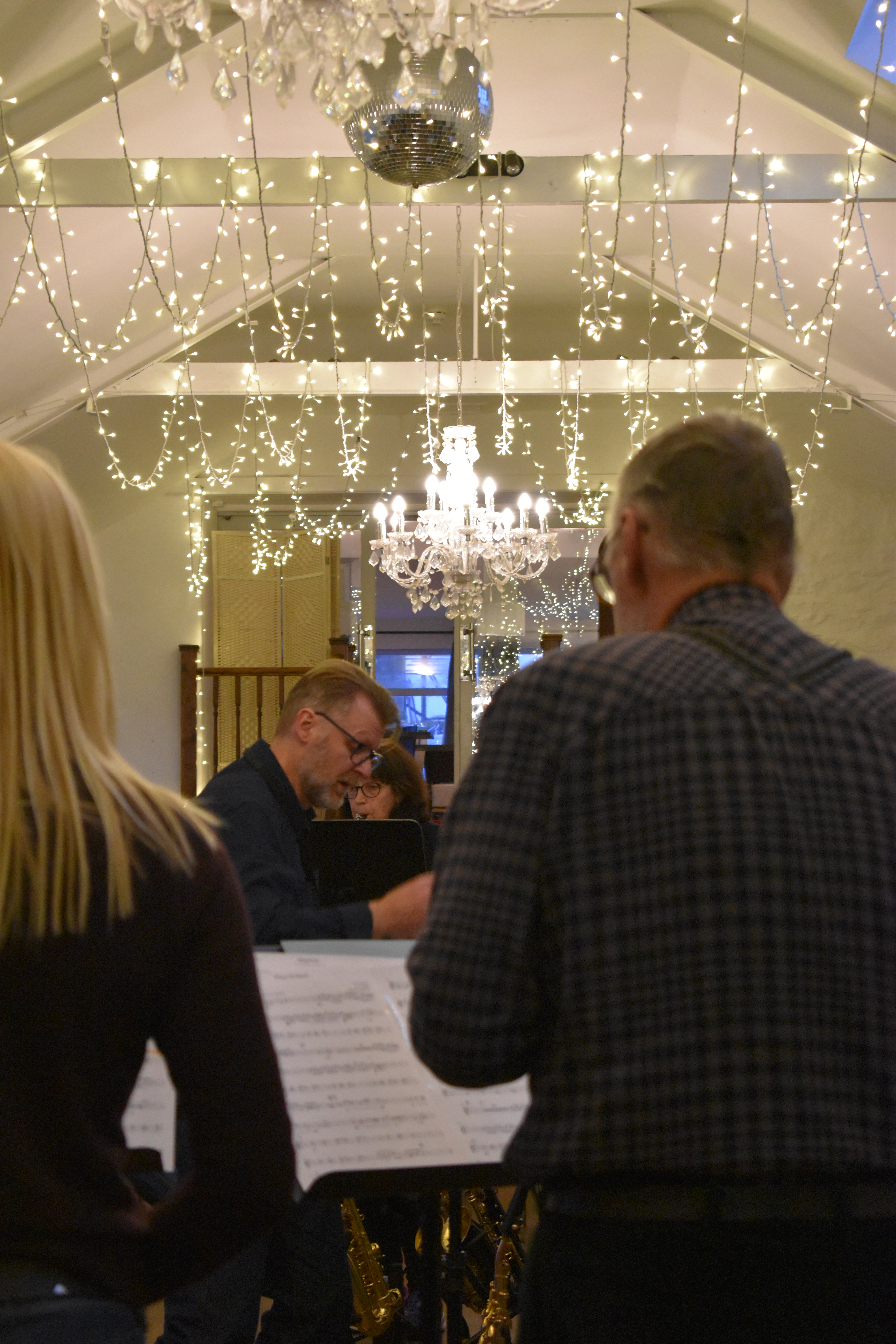 Cape Cornwall Residential Saxophone Course - Andy Tweed conducts saxophone players in saxophone ensemble