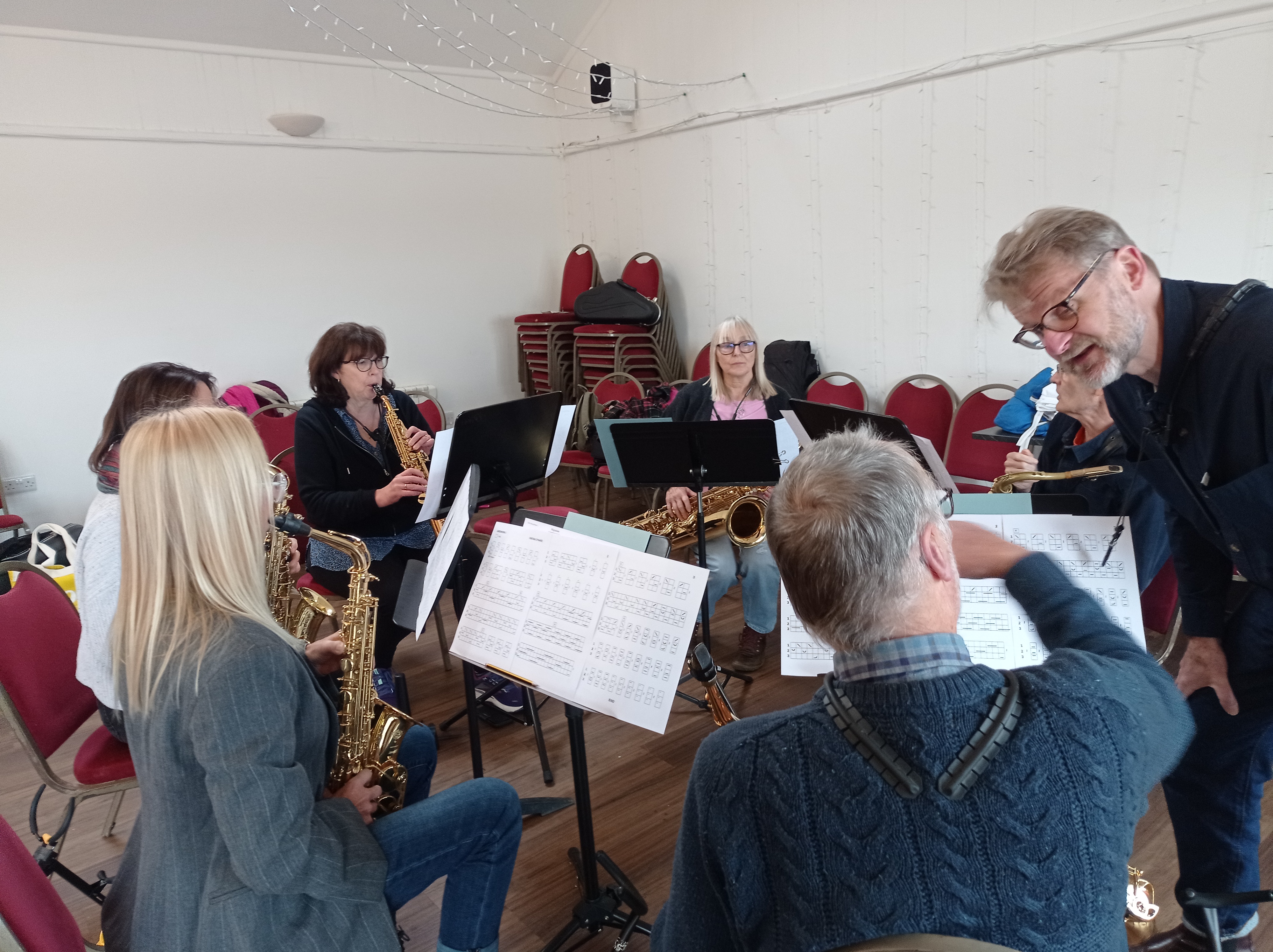 Cape Cornwall Saxophone Course saxophonists rehearse with andy tweed new music. Saxophone technique, saxophone workshops, sax tutor course for saxophonists